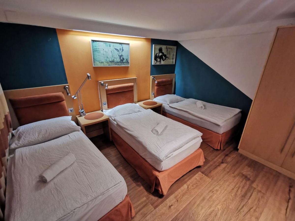 Pension Foehrenhain Gerasdorf bei Wien Exterior photo