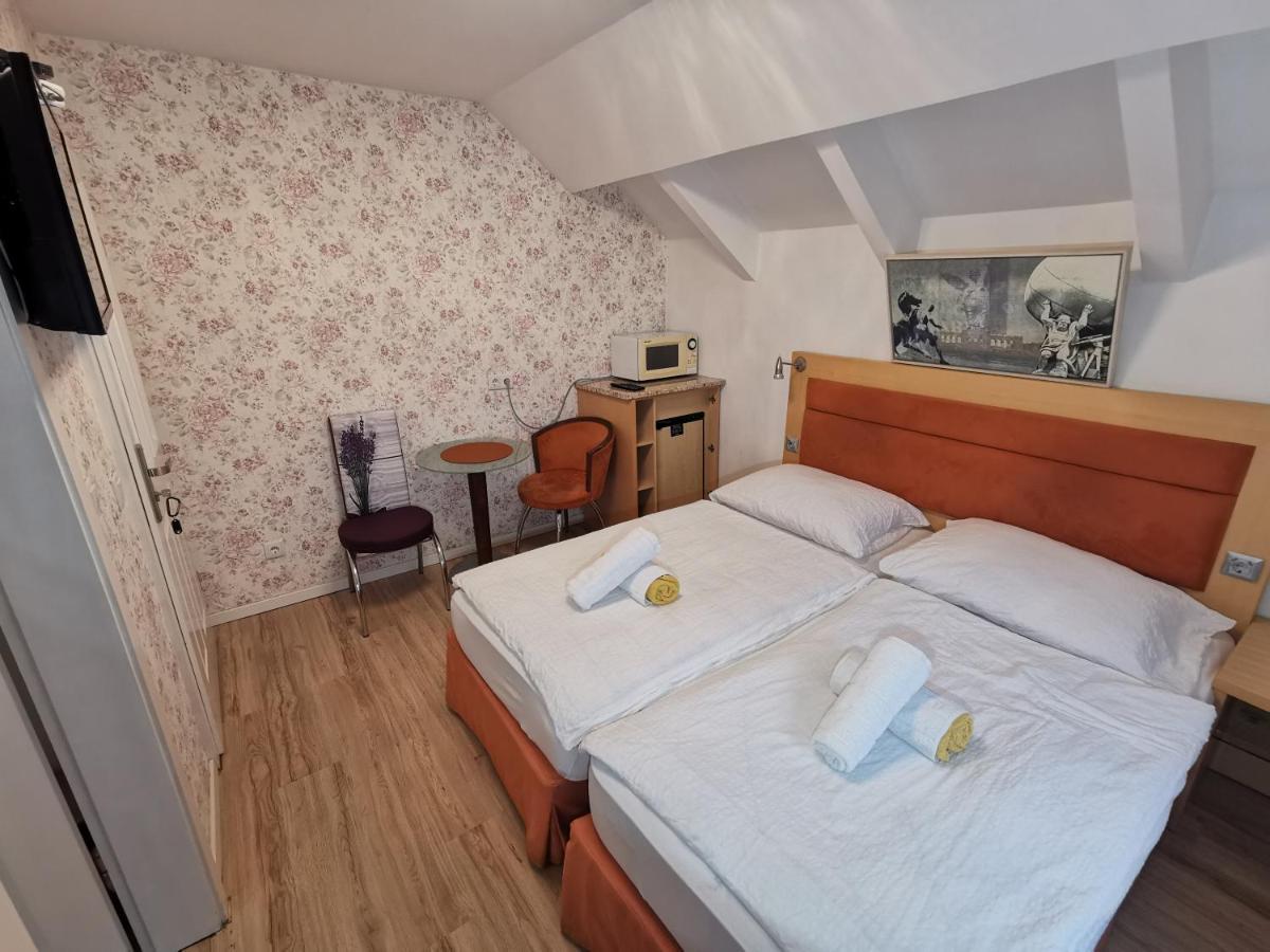 Pension Foehrenhain Gerasdorf bei Wien Exterior photo